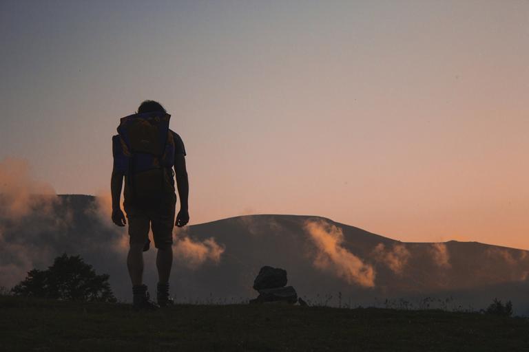 What to Keep in a Hiking Backpack? 2 Things to Consider While Choosing the Right Items for a Hiking Backpack